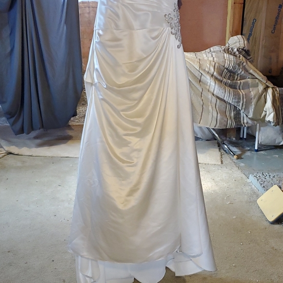 David's Bridal Halter Bodiced Wedding Gown Size 10 - Picture 8 of 10